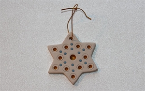Hel Lenica stjerne til ophæng 7,5 x 7,5 cm råhvid med guld og blå prikker - Fransenhome